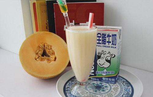 吃哈密瓜可以吃牛奶吗,美味搭配的饮食奥秘